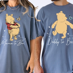 Camiseta de gravidez Comfort Colors® Pai e Mãe, Camiseta Ursinho Pooh Mamãe e Abelha, Presente Disney para Mamãe Grávida, Camiseta Revelação do Bebê Ursinho Pooh Mamãe e Papai
