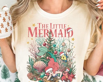 Prinzessin Ariel Weihnachten Comfort Colors® Shirt, Disney die kleine Meerjungfrau Weihnachts-T-Shirt, Disney Mädchen Weihnachtsreise T-Shirt, BTW Familienausflug Rundhalsausschnitt