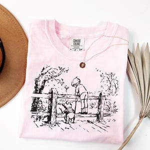 Maglietta Comfort Colors® Disney Winnie the Pooh e Christopher Robin, T-shirt Vintage Pooh Sketch and Friends, T-shirt coordinata per la famiglia Disneyland