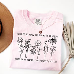 Camiseta Comfort Colors® com Frases Florais, Camiseta "Nunca Seja Tão Inteligente a Ponto de Esquecer de Ser Gentil", Camiseta com Frase Positiva, Camiseta Motivacional "Acredite"