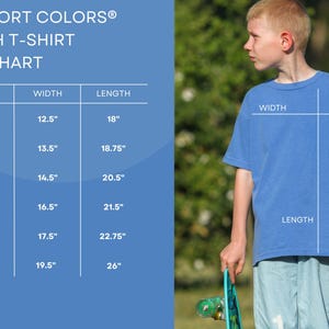 The image is a youth t-shirt size chart, showing the measurements for different age groups. The chart includes a table with the size and width measurements for boys, and a photograph of a young boy wearing a blue t-shirt.