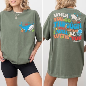 Comfort Colors® Wenn Sie durch tiefe Wasser gehen, werde ich bei Ihnen sein Shirt, Jesaja 43: 2 Rundhalsausschnitt, christliches Familien-T-Shirt, Bibel-Versgeschenk