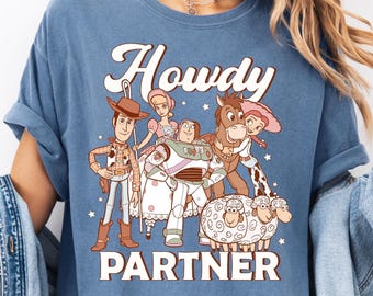 Camiseta Toy Story Comfort Colors®, camiseta Disney Howdy Partner, camiseta retrô do grupo Toy Story, gola redonda combinando com a família Toy Story, camiseta Pixar Trip