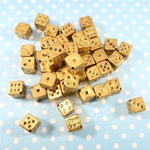 50 cuentas de dados doradas de 5 mm, cuentas de plástico a granel, punto negro, juego de Las Vegas, Reno, suministros para hacer joyas, amuleto de la suerte, agujero en la esquina
