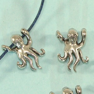 2 ciondoli a forma di polpo, pendenti in peltro e argento, realizzati negli Stati Uniti, per collane o bracciali in corda di canapa, perline scorrevoli a forma di polpo, forniture per gioielli a forma di polpo.