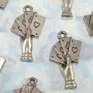 6 Pôquer Charms Quatro Ases Mão de Cartas Estanho Prata EUA Feito Jogos de Azar Las Vegas Reno Atlantic City Marcador de Vinho a Granel Suprimentos de Joias 31409