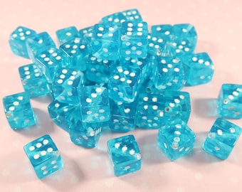 50 Durchscheinend Blaue Würfel Perlen 8mm Kunststoff Perlen Weiß Dot Glücksspiel Las Vegas Reno Schmuck liefert Glücksbringer Ecke Loch Türkis