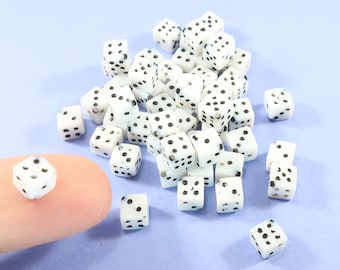 75 weiße Würfel Perlen 5mm Kunststoffperlen Black Dot Glücksspiel Las Vegas Reno Schmuckherstellung Lieferungen Glücksbringer Ecke Loch