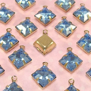 12 hellblaue Kristall Strass Charms Acryl Set Steine 8 mm Diamant Quadrat Gem Drop Bronze zackig Einstellung 1 Schlaufe Schmuck Zubehör