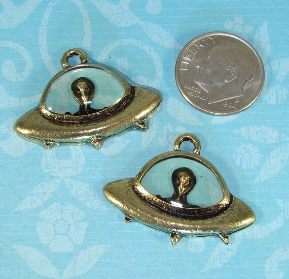 20pcs/lot alien in flying saucer charm,bronze color,alien in UFO pendant 20pcs/lot alien in flying saucer charm,bronze color,alien in UFO pendant