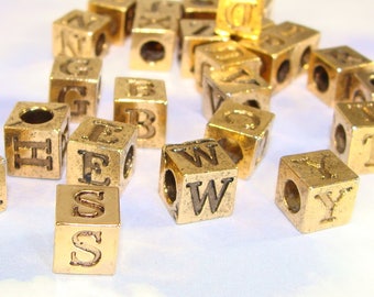 1 GOLD Würfel Buchstabe Perle 7mm Vergoldet Zinn USA Made - Schmuckzubehör Großes 4mm Loch - Sie wählen Alphabet Anfangsbuchstaben A bis Z