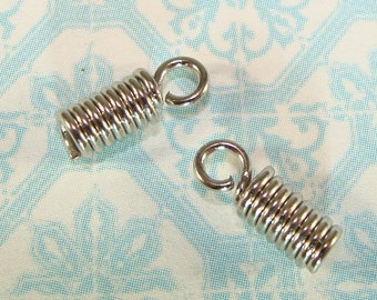 24 Silber Spring Coil Crimp Ends Kordel Spitze Verschluss Verschluss 2mm Öffnung 10mm Lang w Loop Stahl Schmuck Lieferungen für Halsketten Armbänder 41302