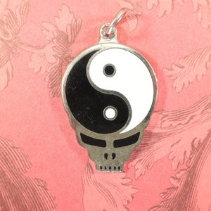 Puede incluir: Un juego de tres tazas de cerámica con un acabado mate moteado. Las tazas son de color crema, gris claro y gris oscuro. Cada taza tiene un diseño minimalista, ideal para café o té. Las tazas son probablemente hechas a mano.