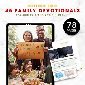 Puede incluir: Una descarga digital de 45 devocionales familiares con un tema de agradecimiento. La portada presenta a una familia sosteniendo un cartel que dice "Agradecido por mi FAMILIA". También se puede ver el texto "Edición Dos" y "78 Páginas".