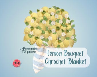 Puede incluir: Un patrón de manta de crochet de ramo de limones. El patrón presenta un ramo de limones de crochet con hojas verdes y flores blancas. El ramo está sentado sobre una manta de crochet a rayas. El texto "Lemon Bouquet Crochet Blanket" está escrito debajo del ramo.