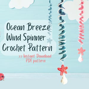 Op de afbeelding: Een haakpatroon voor een Ocean Breeze Wind Spinner tegen een lichtblauwe achtergrond met witte wolkenuitsparingen. De afbeelding toont drie spiraalvormige windspinners in blauw, wit en roze, elk met een zeester en kwast.