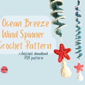 Op de afbeelding: Een haakpatroon voor een Ocean Breeze Wind Spinner. De afbeelding toont twee spiraalvormige windspinners, één in teal en wit, de andere in blauw en wit. Elk heeft een rode zeester en een witte kwast. De tekst luidt "Ocean Breeze Wind Spinner Crochet Pattern".