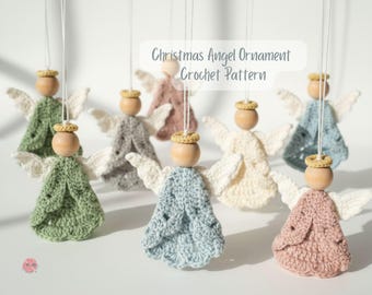 Könnte beinhalten: Gehäkelte Weihnachtsengel-Ornamente in verschiedenen Pastellfarben wie Grün, Grau, Blau, Creme und Rosa. Jeder Engel hat einen Holzkopf, einen Heiligenschein und weiße Flügel. Der Text "Christmas Angel Ornament Crochet Pattern" ist zu sehen.