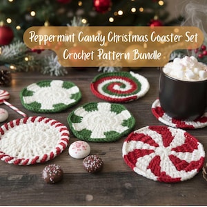 Può includere: Un set di sottobicchieri all'uncinetto fatti a mano a tema caramelle alla menta piperita. I sottobicchieri presentano strisce rosse e bianche, motivi verdi e bianchi e un design a spirale. Una tazza di cioccolata calda è su un sottobicchiere.