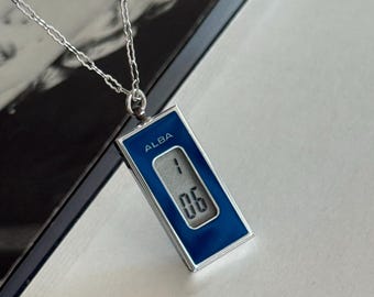 Exclusivo reloj colgante SEIKO ALBA Vintade DIGITAL de metal plateado con cadena, fabricado en Japón. Reloj japonés de cuarzo.