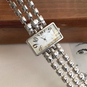 Vintage SEIKO 80&#39;s rectangle Retro Design  Convex glass dial,  Silver Tone Japan Made quartz watch