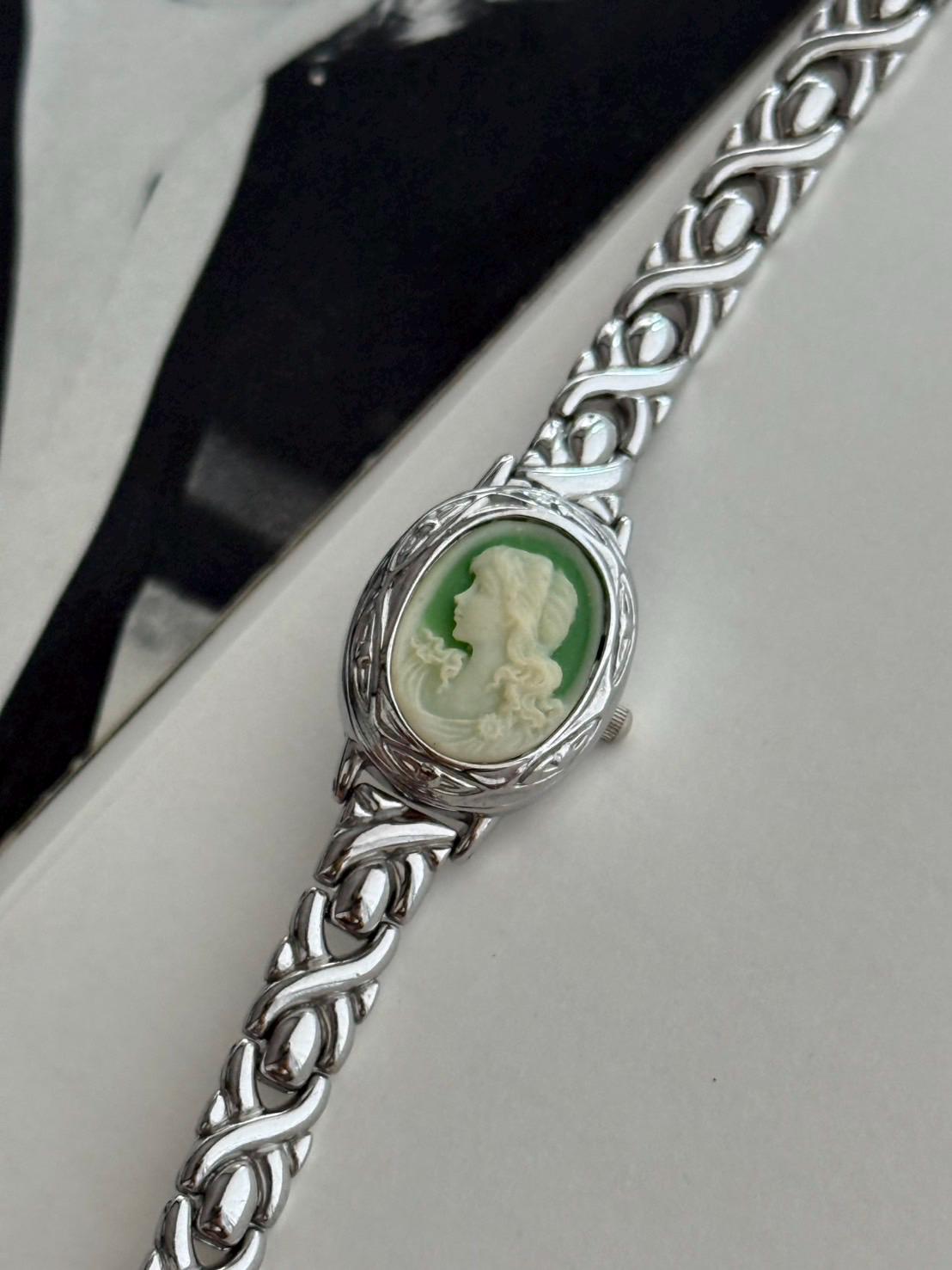 Peek a Boo Marba Cameo シルバートーンメタルレディースウォッチ