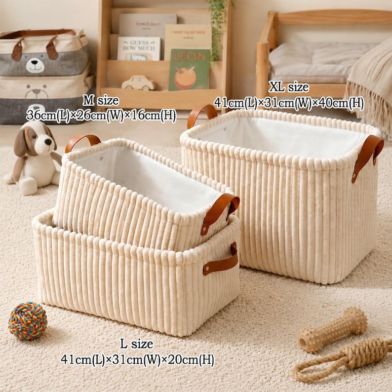 K&ouml;nnte beinhalten: Drei rechteckige Aufbewahrungsk&ouml;rbe aus cremefarbenem Kordstoff mit braunen Kunstledergriffen. Die Gr&ouml;&szlig;e M misst 36cm(L)x26cm(B)x16cm(H), Gr&ouml;&szlig;e L 41cm(L)x31cm(B)x20cm(H) und Gr&ouml;&szlig;e XL 41cm(L)x31cm(B)x40cm(H).