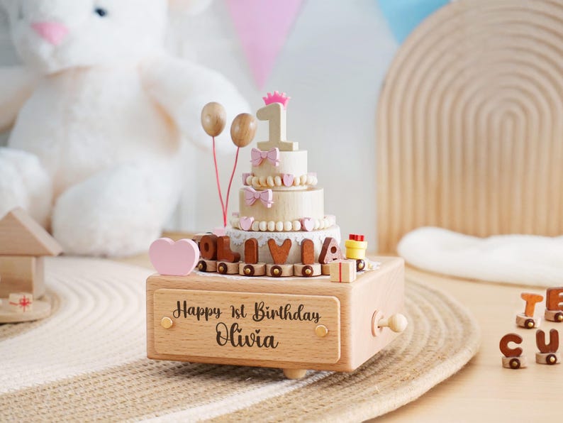 Boîte à musique en bois personnalisée : cadeau de baby shower image 1