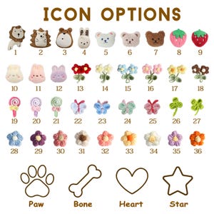K&ouml;nnte beinhalten: Eine Sammlung von 36 kleinen gestickten oder pl&uuml;schigen Symbolen mit der &Uuml;berschrift ICON OPTIONS, die Tiere, Blumen, Schmetterlinge und S&uuml;&szlig;igkeiten zeigen, gefolgt von vier umrissenen Formen namens Paw, Bone, Heart und Star in einem Raster.
