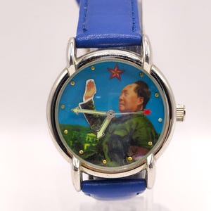 Może przedstawiać: Zestaw trzech ceramicznych kubków z nakrapianym, matowym wykończeniem. Kubki są w odcieniach kremu, jasnoszarym i ciemnoszarym. Każdy kubek ma prosty, minimalistyczny design.