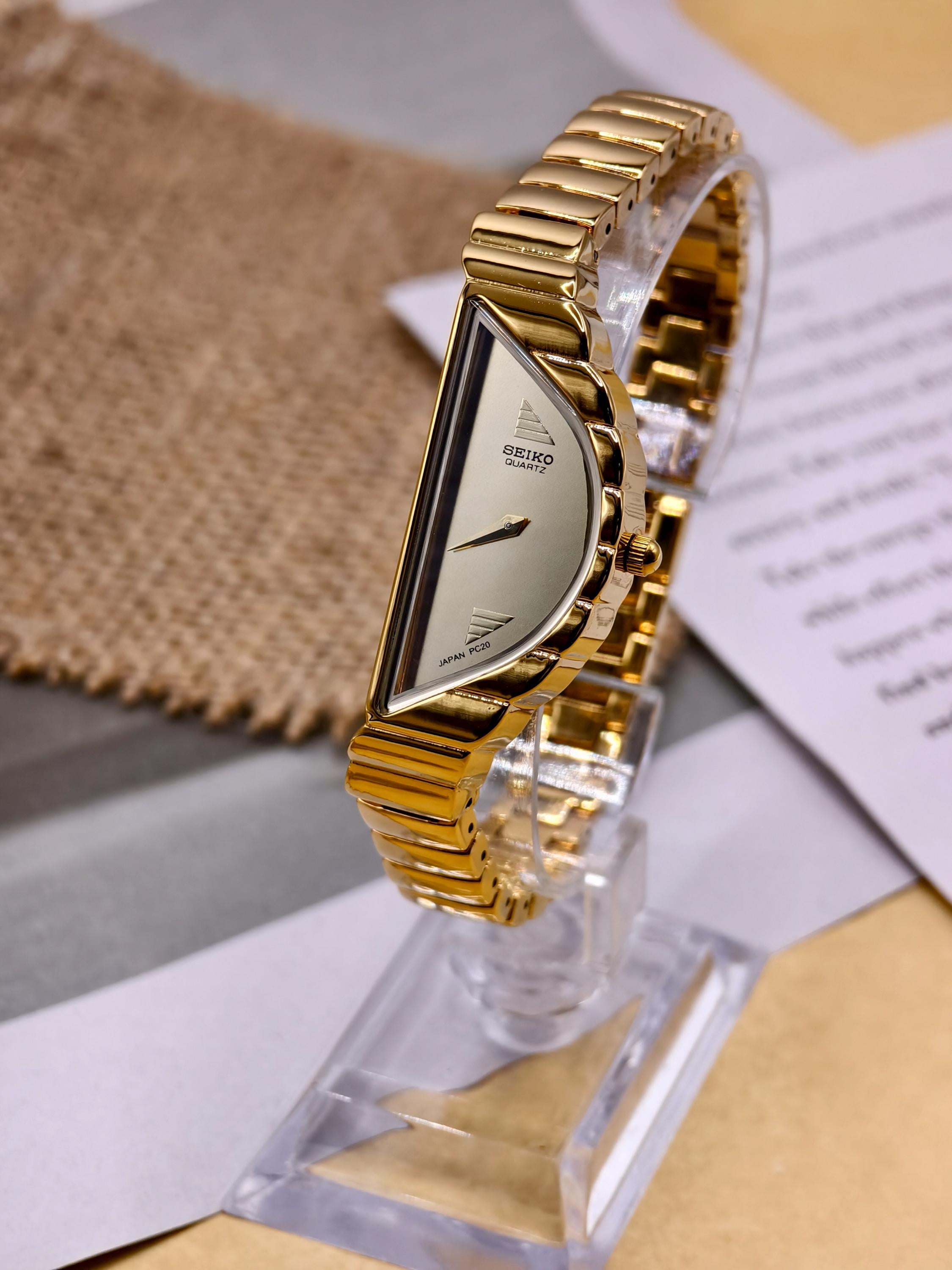 SEIKO Womens Wristwatch 1980’s Classic Gold Unique RARE Small Dainty JAPAN 7.5\