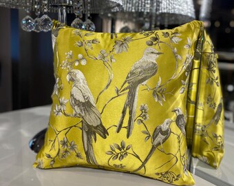 Housse de coussin en satin jaune à motif d'oiseau, ajoutez du style à votre maison avec des touches élégantes douces et élégantes. décoration de la maison