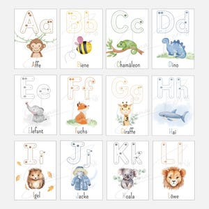 Könnte beinhalten: Ein Set aus 12 Lernkarten mit dem Alphabet und Tierillustrationen. Jede Karte zeigt einen Buchstaben, seine Groß- und Kleinschreibung sowie ein zugehöriges Tier, wie Affe, Biene, Chamäleon und Dino. Die Karten sind für das frühe Lernen konzipiert.