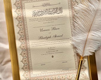 Può includere: Un certificato di matrimonio islamico incorniciato con bordi decorativi dorati e marroni. Il certificato è firmato e datato "aprile 2023" e include i nomi "Usman Khan" e "Khadejah Ahmed".