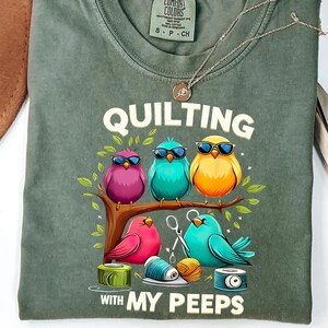 Funny Quilting T-Shirt – &quot;Quilting with My Peeps&quot; Cute Bird Design – Perfect Gift for Quilters and Craft Lovers
