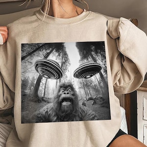 Encuentro OVNI de Pie Grande PNG - Diseño digital divertido de extraterrestre y pie grande - Clipart paranormal para sublimación - Descarga digital Cryptid