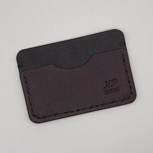 Cartera Paulson / Tarjetero delgado Badalassi Carlo Pueblo de piel de vacuno italiana de grano completo curtida vegetal, color negro, violeta y morado.