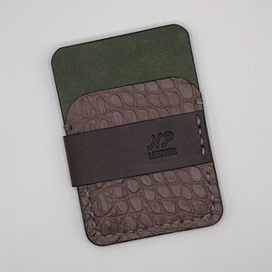 Cartera Wrapson / Tarjetero de piel de vacuno de grano completo curtida vegetal, color marrón coco, caimán, verde esmeralda y marrón oscuro de Pueblo