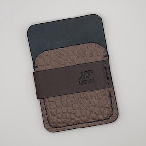 Cartera Wrapson / Tarjetero para efectivo en piel de vacuno de grano completo curtida vegetal, color marrón coco, caimán, azul zafiro y marrón oscuro de Pueblo