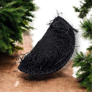Valentina Geschenk, handgemachte schwarze Hälfte aus Papierseil, mondförmige Clutch Bag, elegantes gehäkeltes Design, umweltfreundlicher Boho-Stil