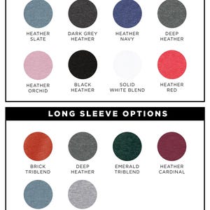 K&ouml;nnte beinhalten: Farbtabelle f&uuml;r Hemden von The Painted Porch. Kurzarm-Optionen: Heather Rose, Sage und Athletic Heather. Langarm-Optionen: Brick Triblend und Deep Heather. Pullover-Optionen: Solid Black und Solid Red.