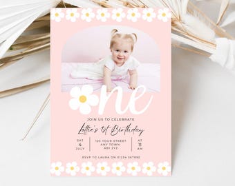 Può includere: Un invito di compleanno rosa con la foto di una bambina. L'invito presenta decorazioni a margherita e la parola "one" in corsivo. Il testo include "Lottie's 1st Birthday", data, ora e informazioni RSVP.