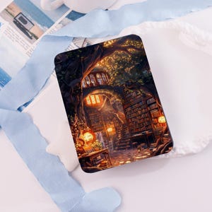 Könnte beinhalten: Eine rechteckige Hülle mit einer Illustration einer Bibliothek in einem Baum. Das Kunstwerk zeigt Bücherregale, warme Beleuchtung und eine Treppe, die eine skurrile Szene schaffen. Die Hülle ist wahrscheinlich für ein Telefon oder ein ähnliches Gerät.