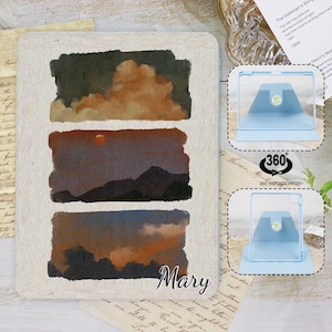 Könnte beinhalten: Eine hellblaue Tablethülle mit einem 360-Grad-Drehständer. Die Hülle hat ein Aquarelldesign mit drei verschiedenen Szenen eines Sonnenuntergangs über Bergen und Wolken. Der Text "Mary" ist auf der Hülle aufgedruckt.