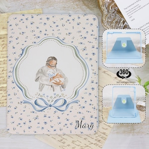 Peut inclure: Étui pour tablette à motif floral bleu et blanc avec une illustration de Jésus tenant un agneau. Le boîtier présente un cadre décoratif et le nom "Mary" en écriture cursive. Comprend un support rotatif à 360 degrés.