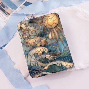 Könnte beinhalten: Eine rechteckige Hülle mit einem Buntglasdesign, das Sonne, Wolken und Meereswellen in Blau, Weiß und Gold darstellt. Das Kunstwerk hat ein detailliertes, mosaikartiges Aussehen, mit einer hellen Sonne und schäumenden Wellen.