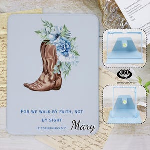 Peut inclure: Une coque pour iPad bleu clair avec un motif aquarelle de bottes de cowboy brunes et de fleurs bleues. La coque comporte une citation qui dit "For we walk by faith, not by sight 2 Corinthians 5:7 Mary".