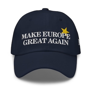 Op de afbeelding: Een donkerblauwe baseballpet met witte borduurwerk dat "Make Europe Great Again" zegt. Een gele ster is geborduurd boven de tekst.