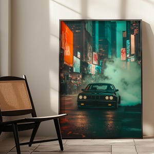 Peut inclure: Une voiture noire roulant dans une rue de la ville la nuit, avec de la fumée sortant de l'échappement. La voiture est entourée de bâtiments hauts avec des lumières vives et des enseignes.