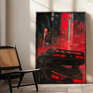 Puede incluir: Un coche deportivo negro circula por una calle de la ciudad iluminada con luces de neón rojas y negras. El coche tiene una carrocería negra y luces traseras rojas. La ciudad está llena de edificios altos y carteles en japonés.